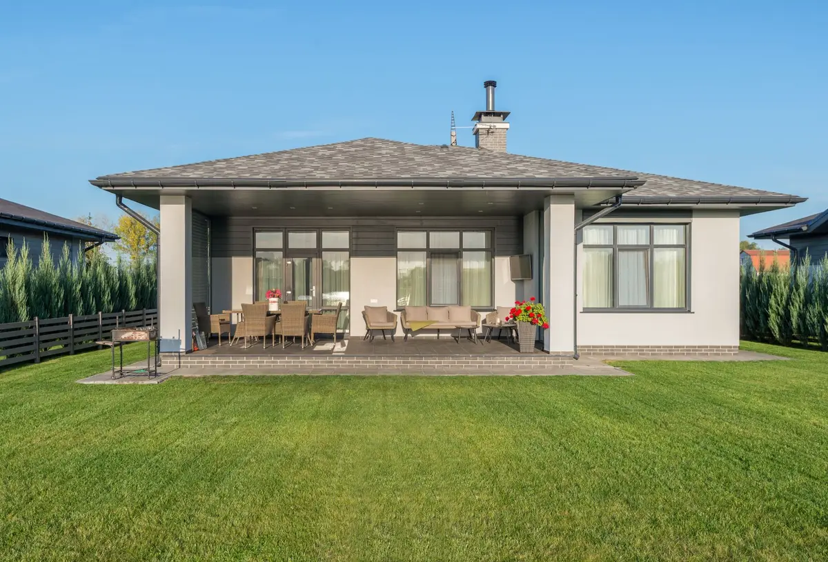Modern with a big back lawn, exterior